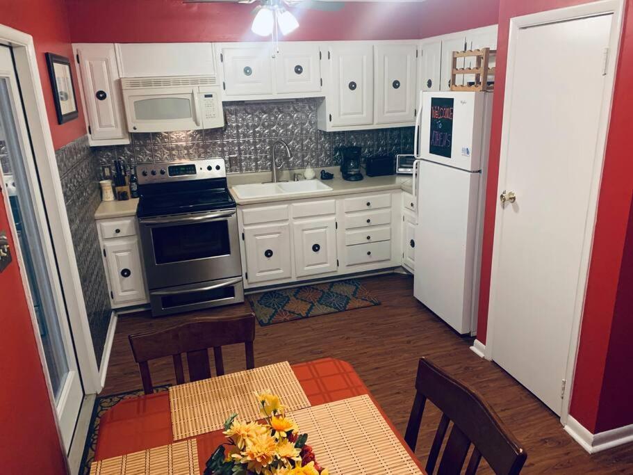 Family Friendly Downtown Home - Private Yard & Grill - Location, Location, Location! 阿森斯 外观 照片