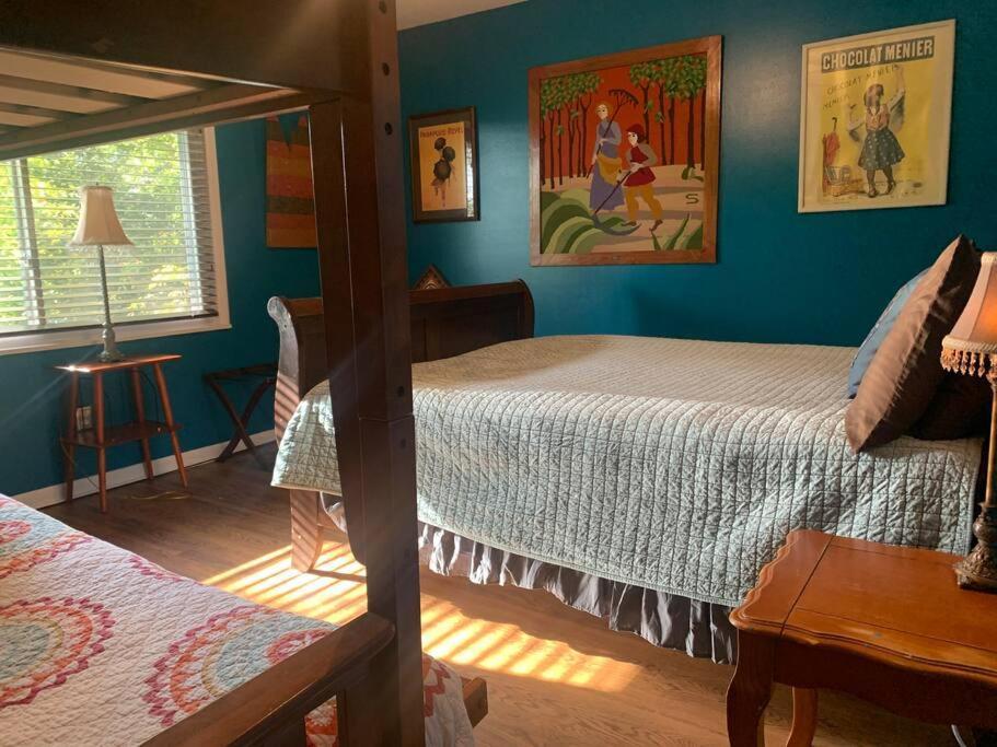 Family Friendly Downtown Home - Private Yard & Grill - Location, Location, Location! 阿森斯 外观 照片