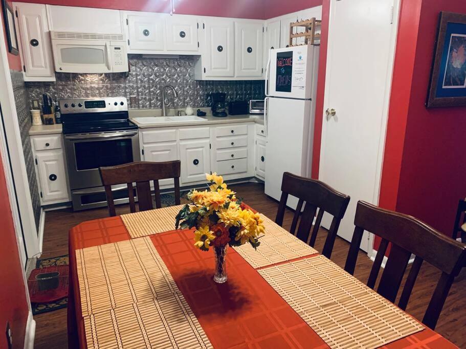 Family Friendly Downtown Home - Private Yard & Grill - Location, Location, Location! 阿森斯 外观 照片