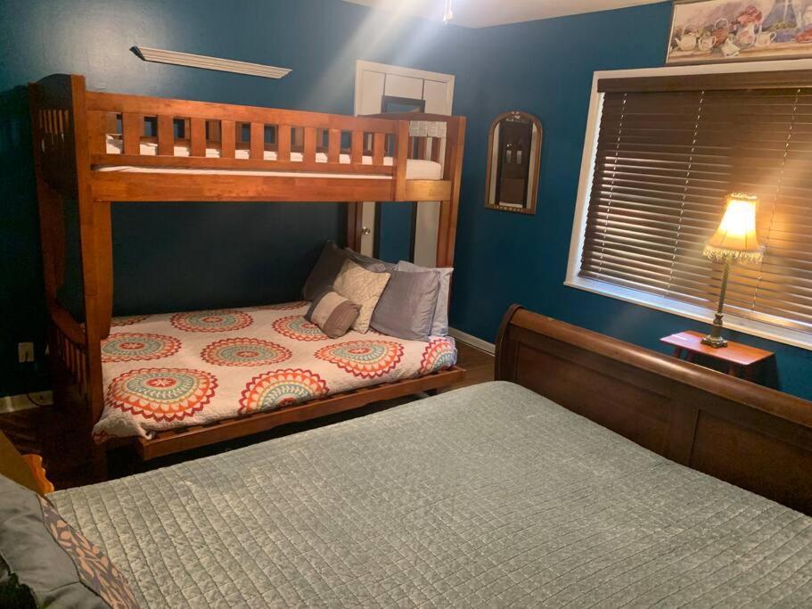 Family Friendly Downtown Home - Private Yard & Grill - Location, Location, Location! 阿森斯 外观 照片
