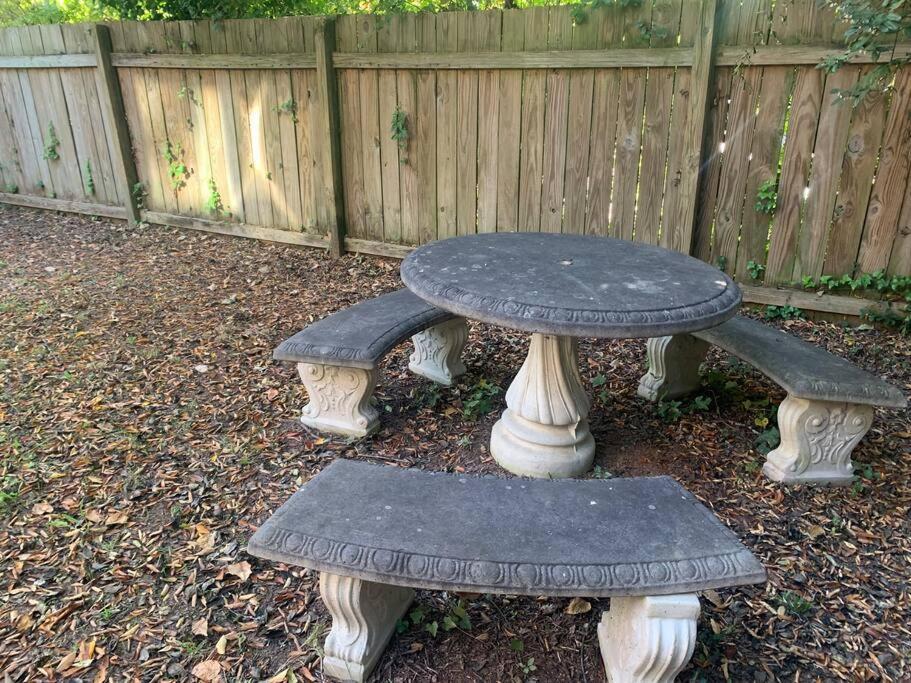 Family Friendly Downtown Home - Private Yard & Grill - Location, Location, Location! 阿森斯 外观 照片