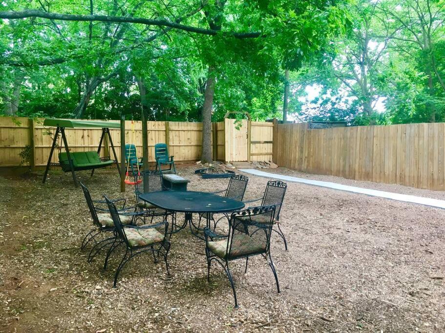 Family Friendly Downtown Home - Private Yard & Grill - Location, Location, Location! 阿森斯 外观 照片