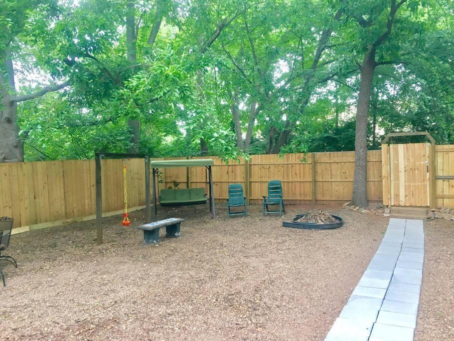 Family Friendly Downtown Home - Private Yard & Grill - Location, Location, Location! 阿森斯 外观 照片