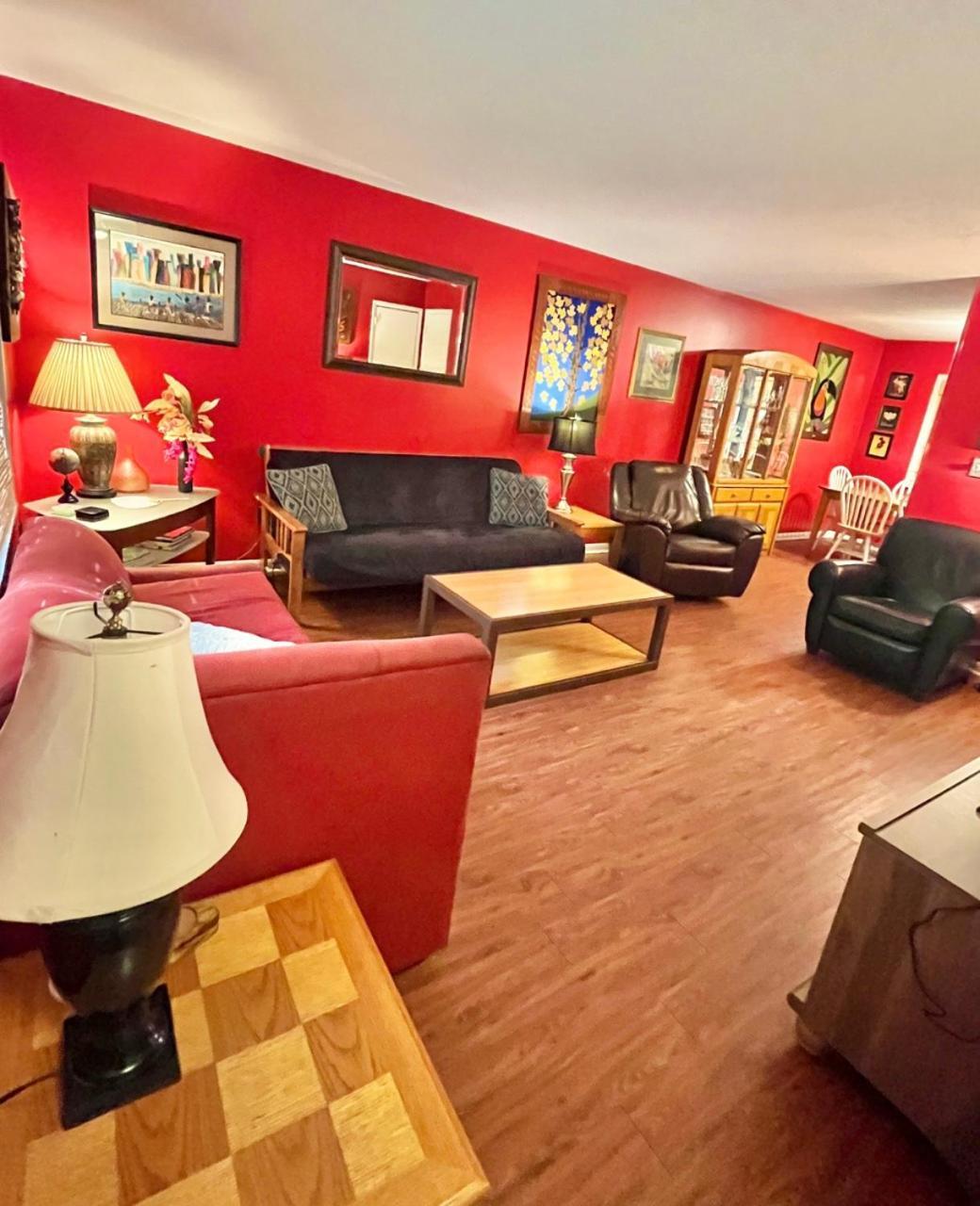 Family Friendly Downtown Home - Private Yard & Grill - Location, Location, Location! 阿森斯 外观 照片